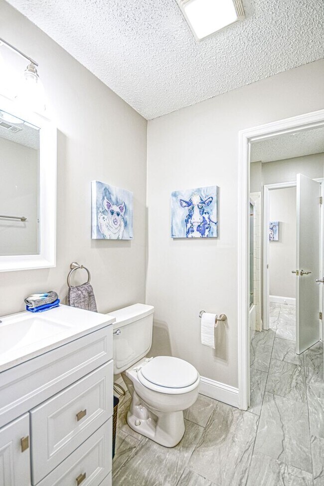 Building Photo - Large 3 bed 2 bath home with fenced backyard