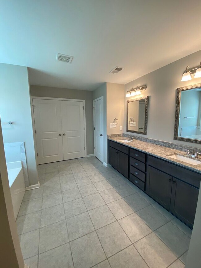 Building Photo - 216 Wild Azalea Dr
