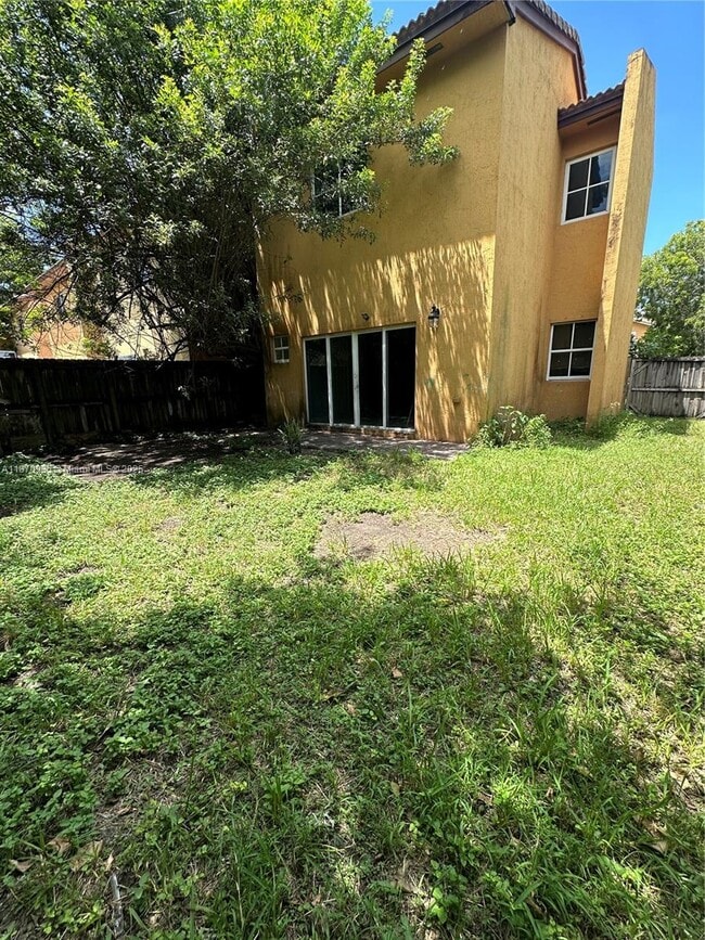 Building Photo - 855 SW 6th Ct