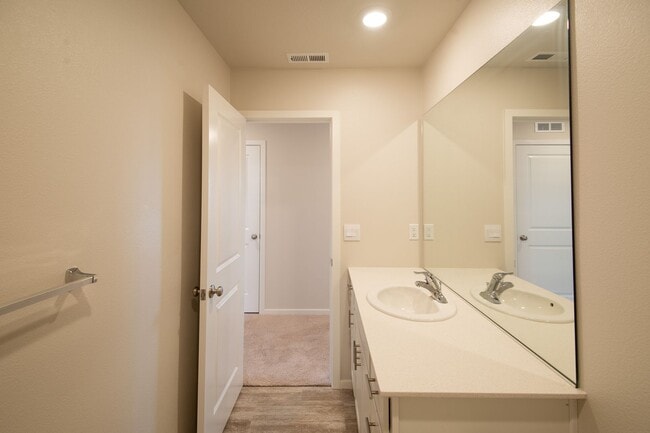 Building Photo - Beautiful newer construction 4 bed, 2.5 ba...