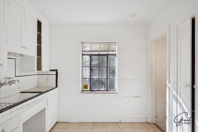 Building Photo - $1,200 - Large East Side 3 Bedroom