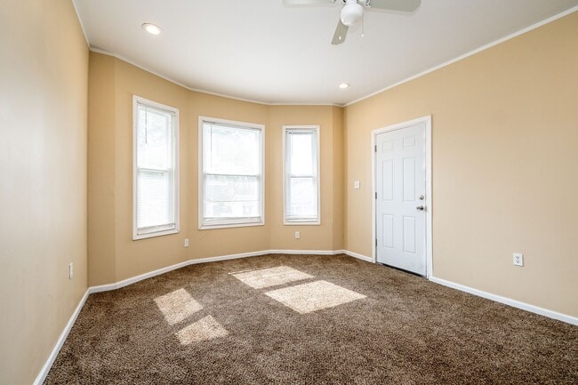 Building Photo - 627 Hague St