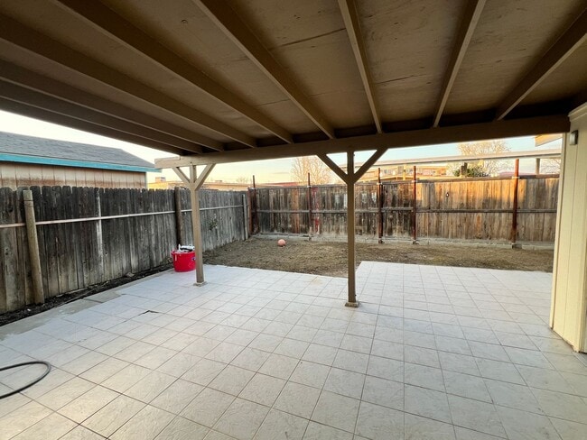 Building Photo - Large 4bd /2.75 Ba with a fenced front yard