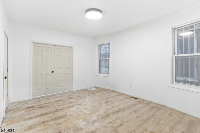 Building Photo - 528 S 13th St