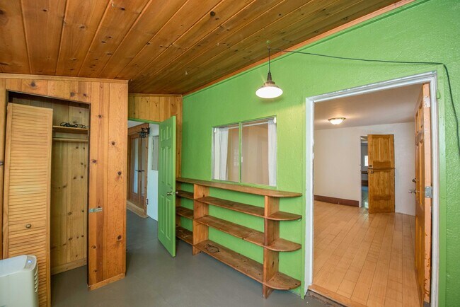Building Photo - 2599 Huntington Dr