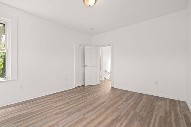 Building Photo - Stunning 4 bedroom home in Perry South available now!
