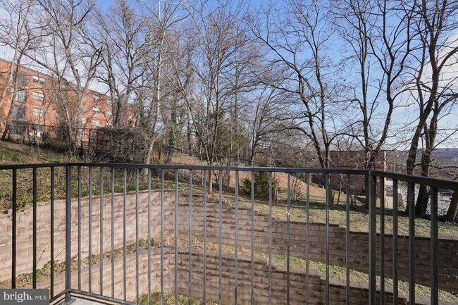 Building Photo - 412 Woodcrest Dr SE
