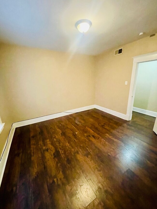 Building Photo - Renovated huge 2br/1ba in Shaw neighborhood,