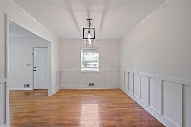 Building Photo - 2311 Robin Ln SE