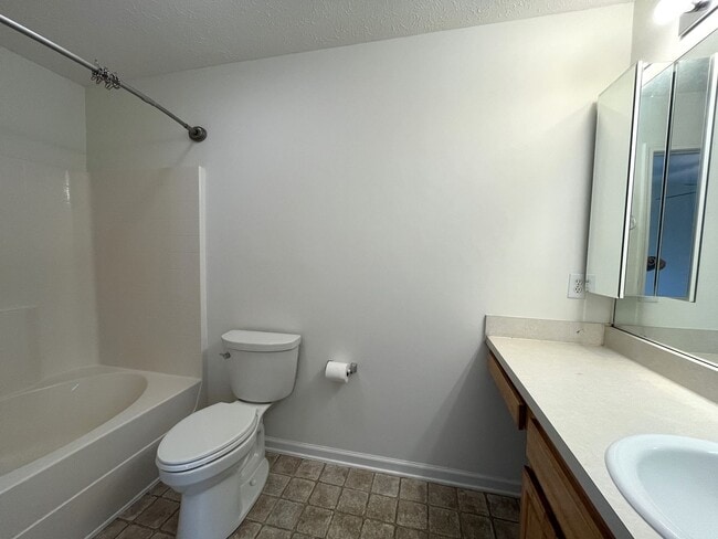 Building Photo - 2 Bedroom Townhome Near Lenox Village!