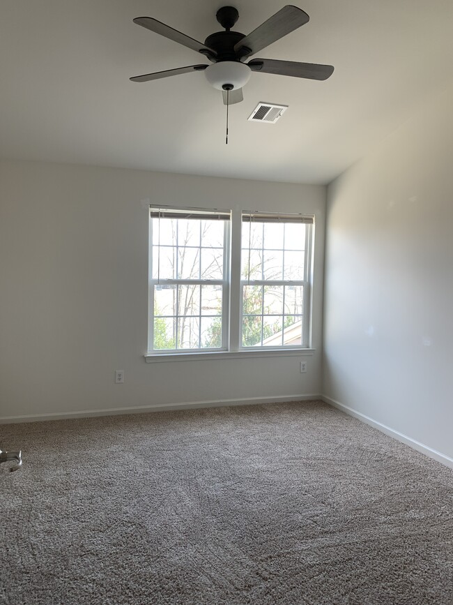Building Photo - 1082 Sparrow Way