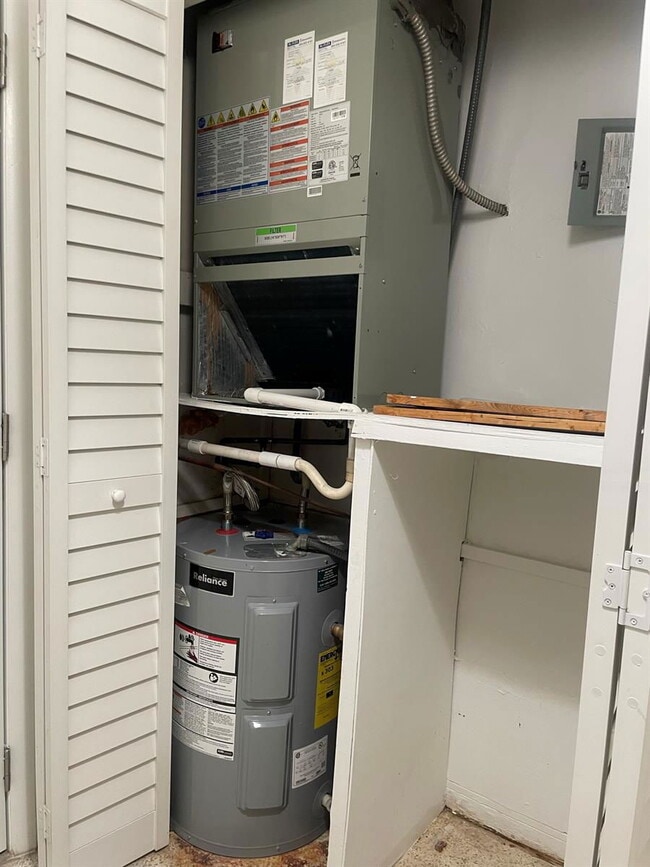 Building Photo - 2656 SW 28th Ct