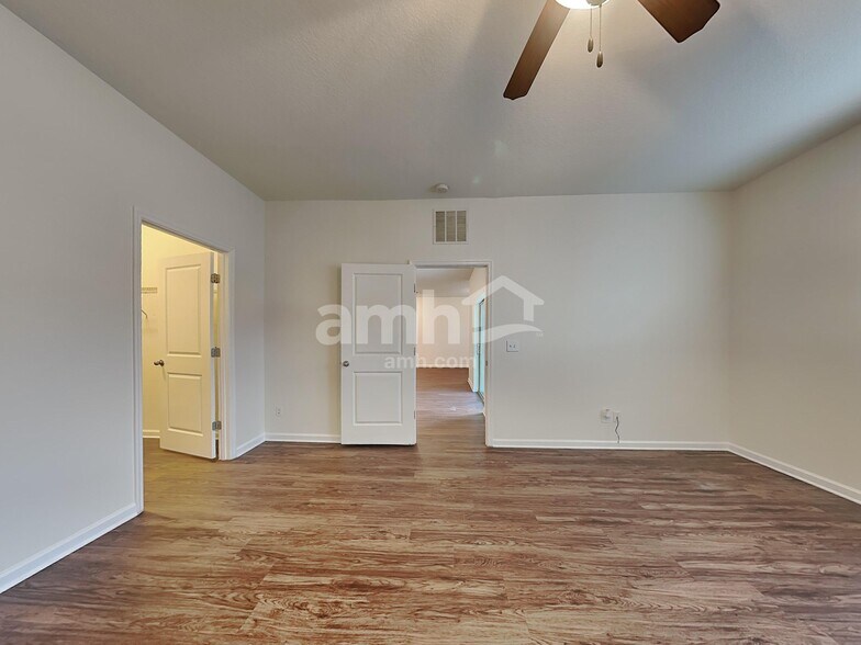 Building Photo - 4878 St James Ln