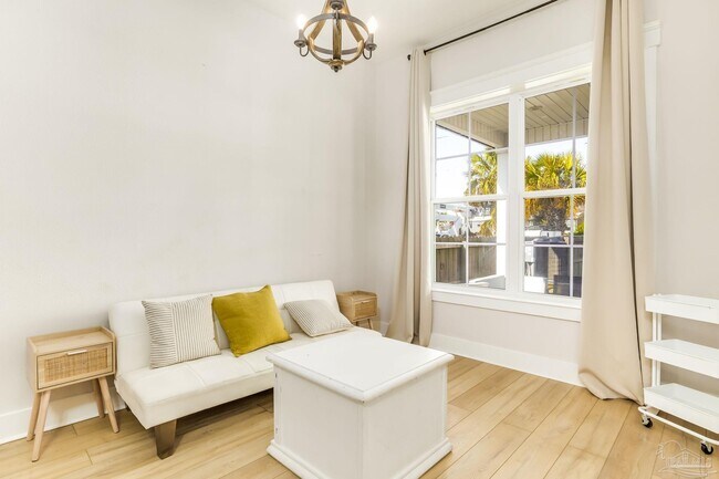 Building Photo - 606 W Intendencia St