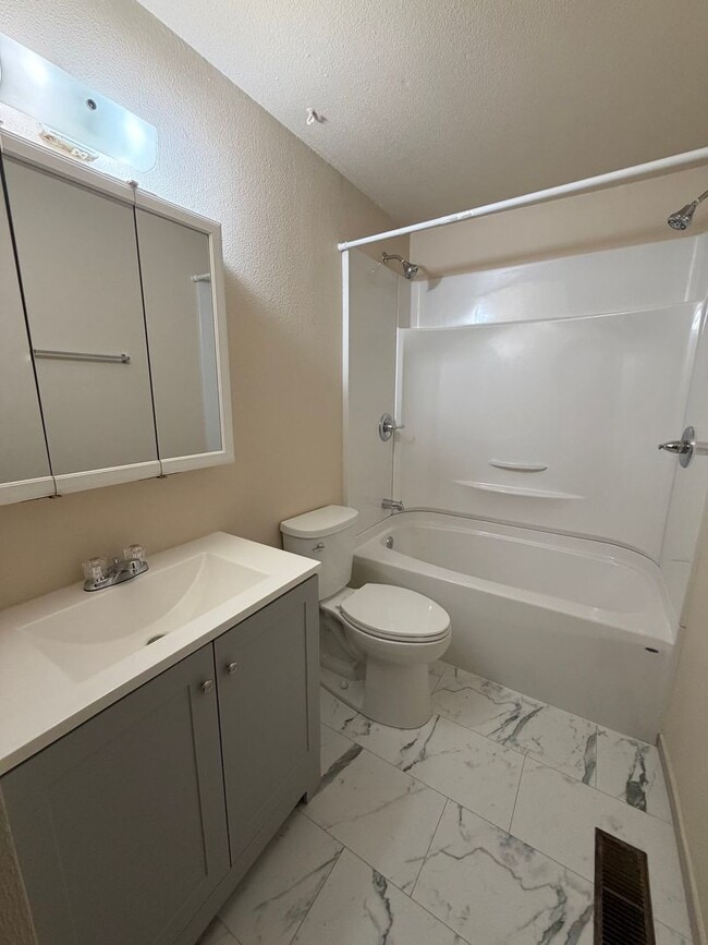 Building Photo - 2bed/ 1bath
