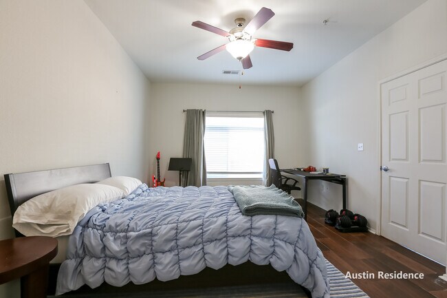 Building Photo - 910 W 25th St