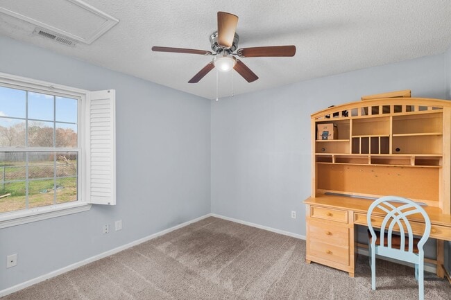 Building Photo - 3 Bedroom 2 Bathroom Home