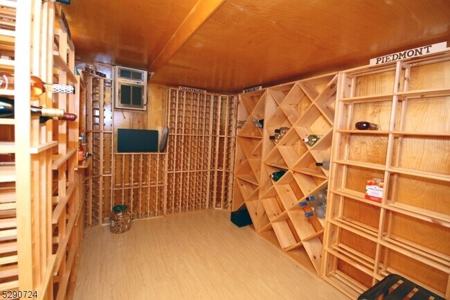 Building Photo - 35 Evergreen Ln