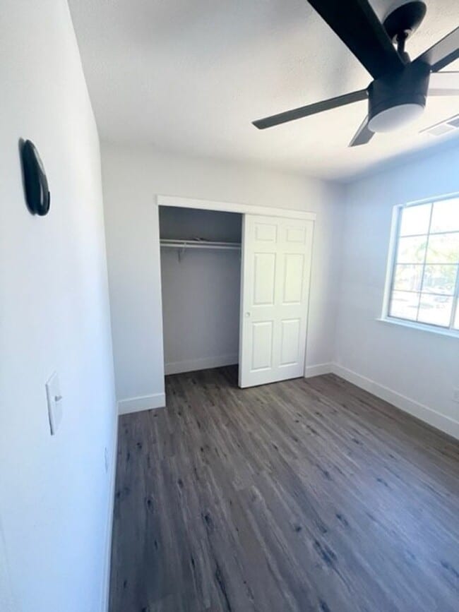 Building Photo - Darling Elk Grove Halfplex!