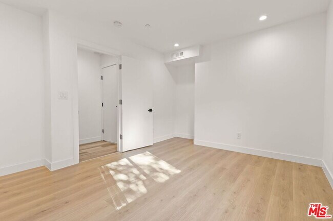 Building Photo - 803 N Harvard Blvd