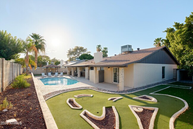 Building Photo - 2331 E Sunnyside Dr