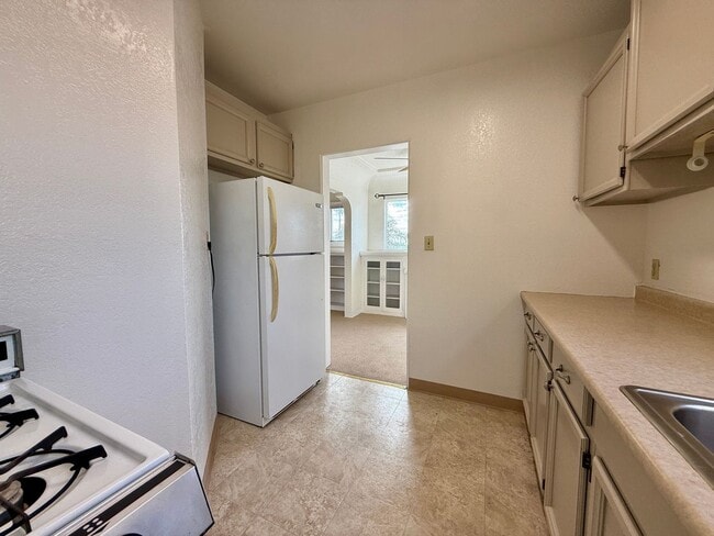 Building Photo - Cozy and Charming South Park One Bedroom Apartment Home!