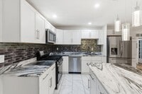 Building Photo - 16 Floyd St