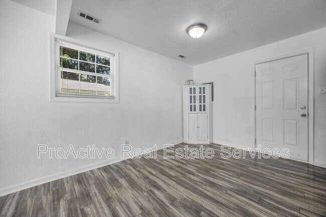 Building Photo - 107 Beazley Dr
