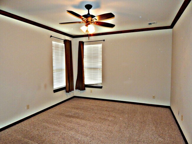 Building Photo - Delightful Home in the heart of Edmond- Pool and Club House-Close to I-35, Broadway Extension and...