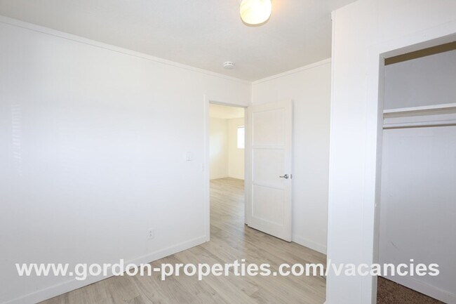Building Photo - SE Arista Dr - Single level 1 bedroom apartment with den/office in the heart of Oak Grove