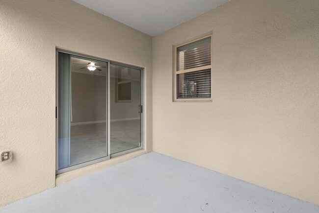 Building Photo - LIKE NEW Townhome in Willow Square