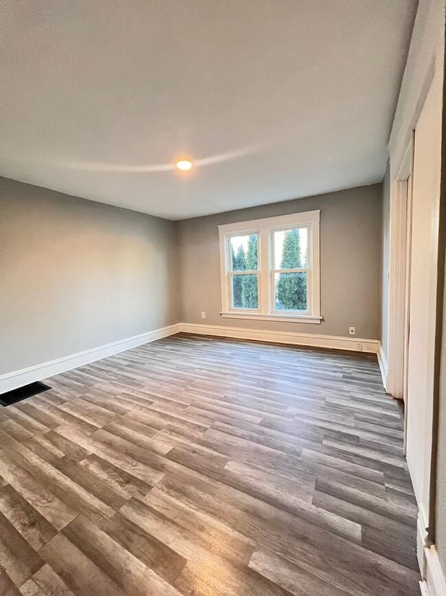 Building Photo - 1223 - 1223 1/2 14th Street