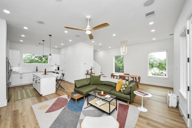 Building Photo - 3022 Live Oak St