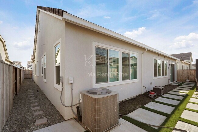 Building Photo - 2933 Valencia St