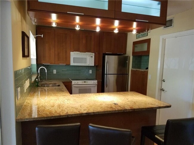 Building Photo - 1159 SE 6th Ct