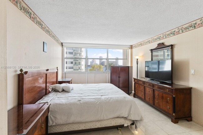 Building Photo - 1420 Brickell Bay Dr