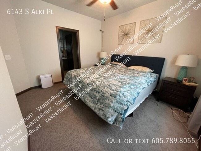Building Photo - 6143 S Alki Pl