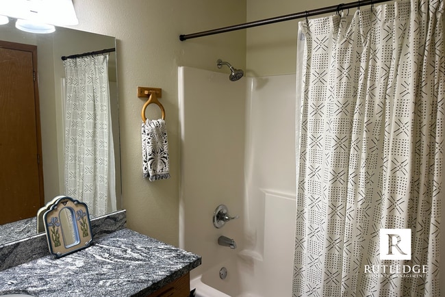 Building Photo - Spacious 3 Bedroom, 2 Bath Home in a Quiet...