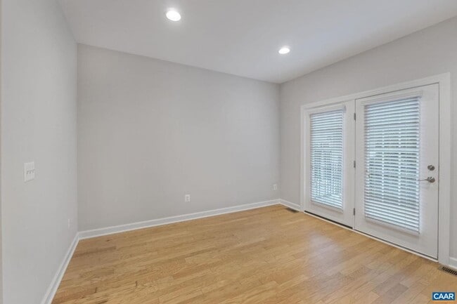 Building Photo - 4 Bedroom 3.5 Bathroom Townhouse with 2 Car Garage - Brownsville Elementary School District