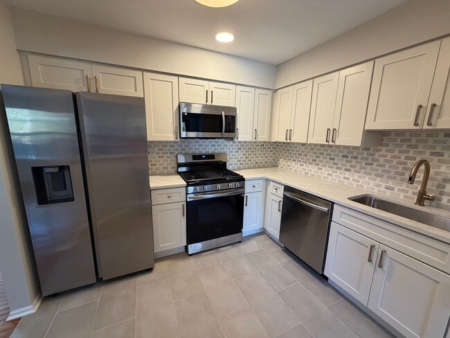 Building Photo - 660 Bayberry Ln