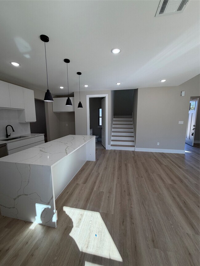 Building Photo - 20003 Venetto St