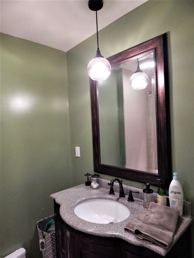 Building Photo - Beautifully remodeled East Davis home available August 5!
