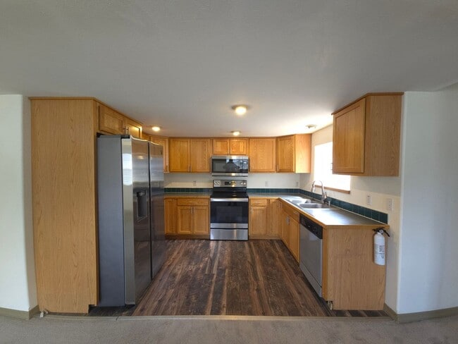 Building Photo - 3 Bedroom 2 Bath