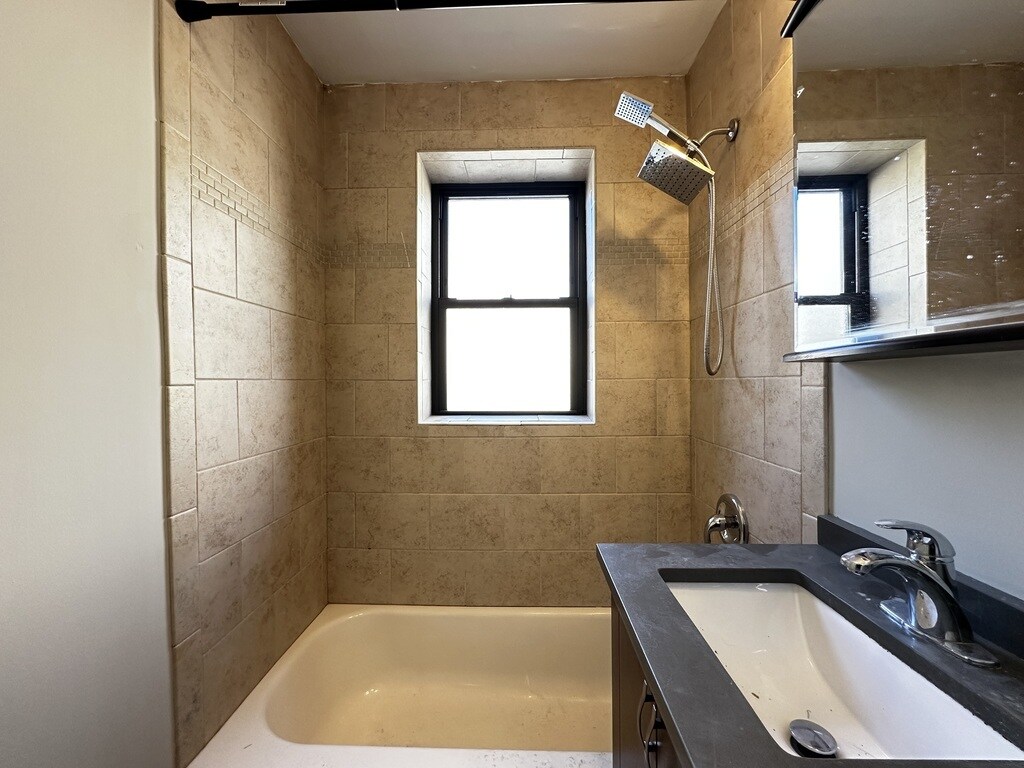 Building Photo - 533 W Roscoe St