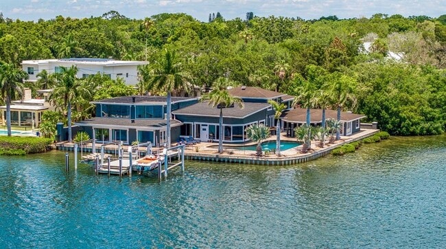 Building Photo - 2785 Bayside Dr S