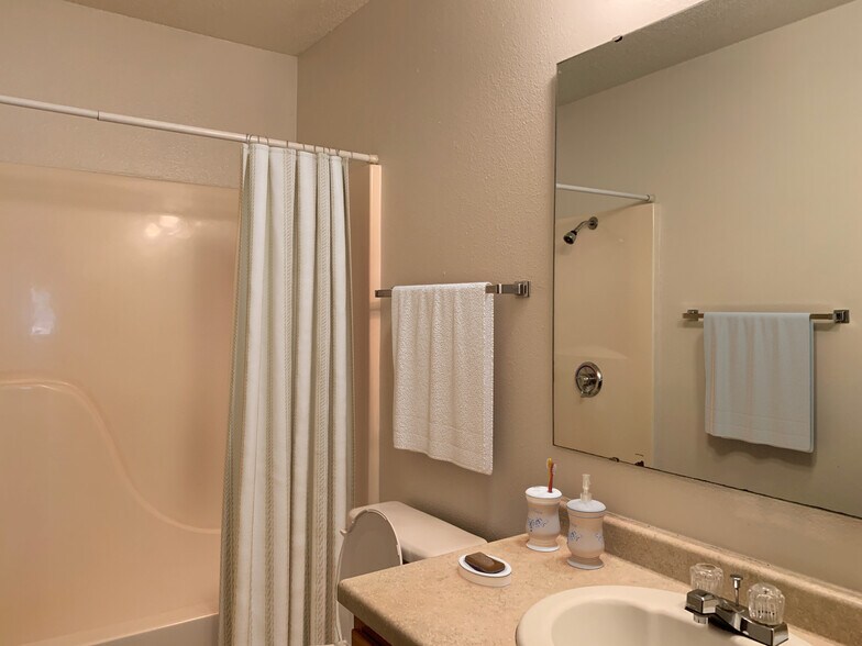 Building Photo - 1409 14th Ave E