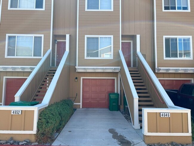 Building Photo - North Reno/UNR: Two Bedroom Townhome