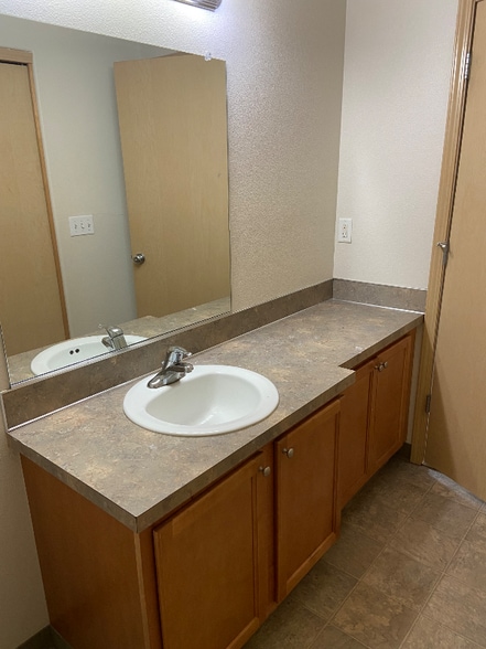 Building Photo - 250 40th Ct