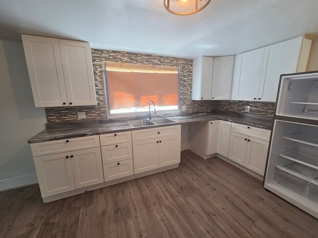 Building Photo - Lower newly remodeled 3 bedroom unit
