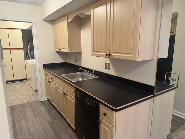 Building Photo - "Cozy 1-Bedroom Condo Retreat in Harrison Twp - Perfect Blend of Comfort and Convenience!"